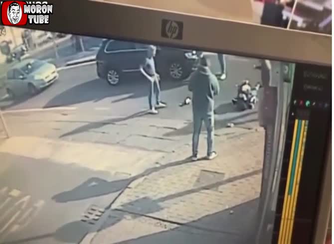 Video :Insurance Scam - Con artist hurls himself beneath a moving vehicle